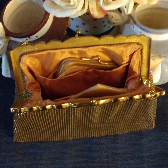 Vintage,Whiting&Davis # 2981,Gold Metallic Evening Bag with Mother of Pearl top. - Picture 13 of 16